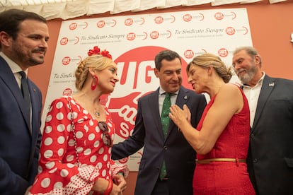 La vicepresidenta segunda del Gobierno y ministra de Trabajo, Yolanda Díaz (segunda por la derecha), conversa con Juan Manuel Moreno, presidente de la Junta de Andalucía, junto al ministro de Consumo, Alberto Garzón (a la izquierda) y la secretaria de UGT de Andalucía, Carmen Castillo.