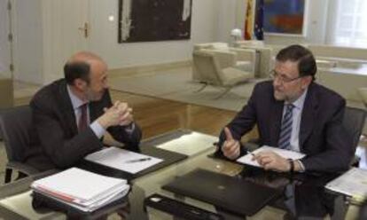 El presidente del Gobierno, Mariano Rajoy (d), con el secretario general del PSOE, Alfredo Pérez Rubalcaba (i), durante la reunión que mantuvieron el pasado jueves en el Palacio de la Moncloa. EFE/Archivo