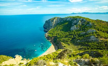 Vista de la cala de Coll Baix y el cabo Pinar, cercanos a Alcúdia (Mallorca).