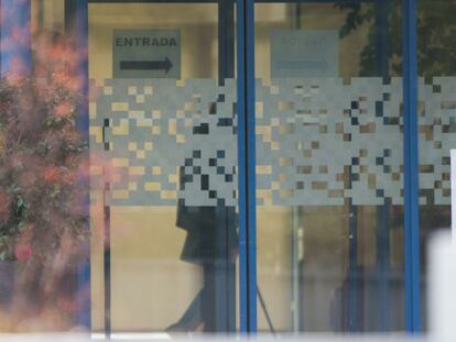 Un residente pasea por los pasillos de la Residencia para Mayores Ballesol Mirasierra de Madrid.