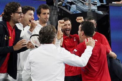 El equipo español celebra la victoria de Bautista frente al serbio Lajovic, en el primer partido de la final de la ATP Cup.