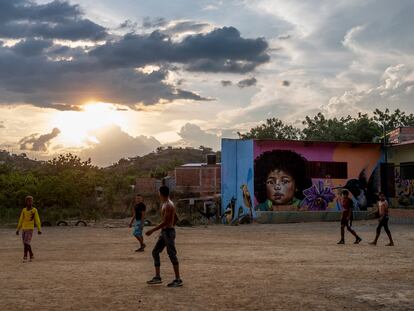 América Futura: Jóvenes juegan al fútbol en uno de los barrios de Medellin, Colombia