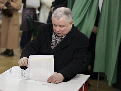 El presidente polaco, Lech Kaczynski, vota en un colegio electoral de Varsovia durante las elecciones municipales de este domingo.