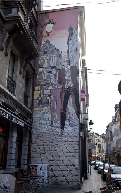 Mural de la calle Marché-au-Charbon en el que aparece el héroe del cómic franco-belga Victor Sackville, un espía de la Primera Guerra Mundial.