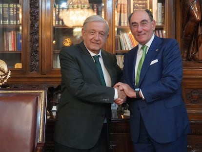 El presidente de México, Andrés Manuel López Obrador, junto al presidente de Iberdrola, Ignacio Sánchez Galán, en el momento del acuerdo de intenciones en abril.