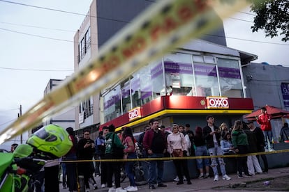 Supporters and neighbors of the sector are present in the place where the attack on Miguel Uribe, on June 7.
