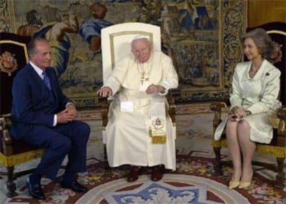 Juan Pablo II conversa con los Reyes en la recepción que le han ofrecido en el pabellón de Estado del aeropuerto de Barajas.