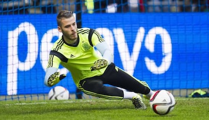 De Gea durante un calentamiento con España.