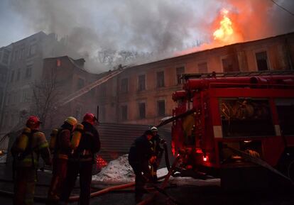 Los bomberos intentan apagar el fuego que envuelve uno de los edificios históricos ubicados en el patio del hotel Dnipro, en el centro de Kiev (Ucrania), el 16 de enero de 2019. 