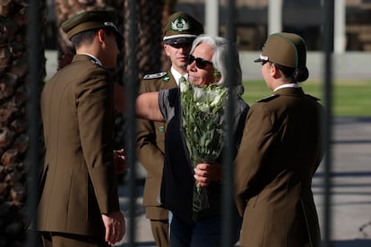 Personas llegan a firmar un libro de condolencias, en la Escuela de Carabineros, este sábado en Santiago (Chile).