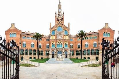 El recinto hospitalario de Sant Pau, construido entre 1902 y 1930 en L'Eixample barcelonés, reabre tras cinco años de obras (en las que han participado 67 despachos de arquitectos) y 72 millones de euros. Sant Pau, que aspira a convertirse en un nuevo hito dentro de la ruta modernista de Barcelona, espera tener 120.000 visitantes este año. Hasta el 16 de marzo celebra sus jornadas de puertas abiertas y entrar es gratis. A partir de entonces, la entrada costará 8 euros. La visita guiada sale por 14.