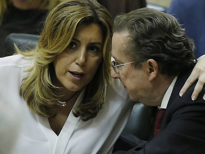 Susana D&iacute;az conversa con Emilio Llera en el debate sobre su reprobaci&oacute;n.