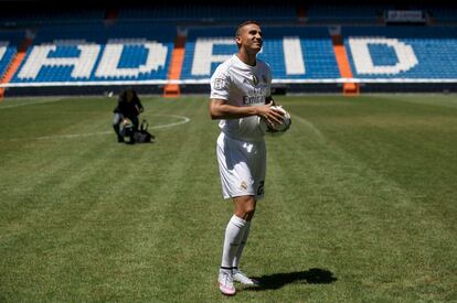 El poder ofensivo del lateral derecho del Oporto, el brasileño Danilo, enamoró a los grandes clubes europeos. El Real Madrid se llevó el gato al agua y presentó al jugador el pasado 9 de julio como el fichaje más mediático de la presente temporada. Los blancos pagaron 35 millones de euros por un futbolista al que solo le restaba un año de contrato con su club.