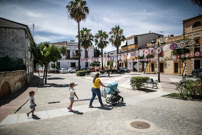 Montaña Ferrer y sus tres hijas salen a hacer la compra en Aldea del Cano, de 600 habitantes. 