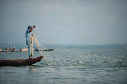 Pesca en el lago Kaptai, en Chittagong (Bangladés). En el peor de los escenarios, que no se logre contener el calentamiento global, el estudio advierte que el nivel de emisiones actual conduciría a una subida de hasta cinco grados en las montañas y una pérdida de dos tercios de sus glaciares para 2100.