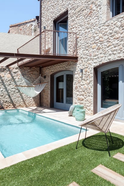 La piscina protagoniza el jardín de casi 100 metros cuadrados. Sobre ella se ha colocado una pérgola 
de hierro. 