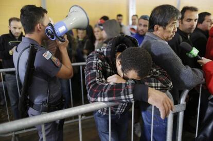 Homem baixa a cabeça com o anúncio do fim de ingressos, em São Paulo.