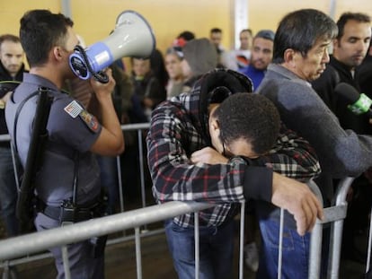 Homem baixa a cabeça com o anúncio do fim de ingressos, em São Paulo.