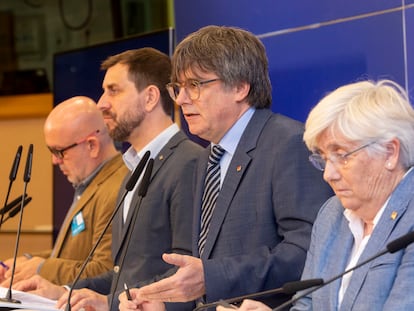 De izquierda a derecha, el abogado Gonzalo Boye, y los eurodiputados Toni Comín, Carles Puigdemont y Clara Ponsatí.