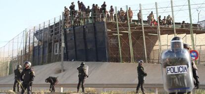 Un grupo de subsaharianos salta la valla de Melilla el pasado abril. 