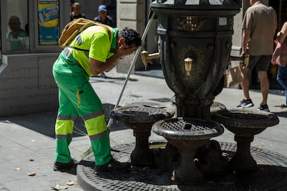 Un trabajador de la limpieza se refresca en una fuente en Barcelona, este viernes.