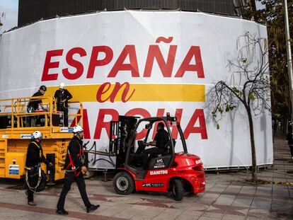 Operarios comienzan a desmontar la pantalla gigante de la sede de Ciudadanos, tras la dimisión de Albert Rivera