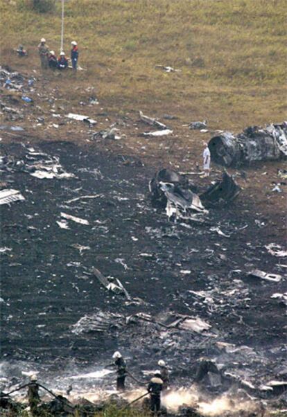 No es el único accidente que sufre un avión ruso en este año. El pasado 9 de julio un avión A-310 con 200 pasasajeros a bordo se estrelló contra un edificio durante la maniobra de aterrizaje en el aeropuerto de Irkutsk (Rusia). Entonces murieron 150 personas, de las 200 que viajaban en el aparato.