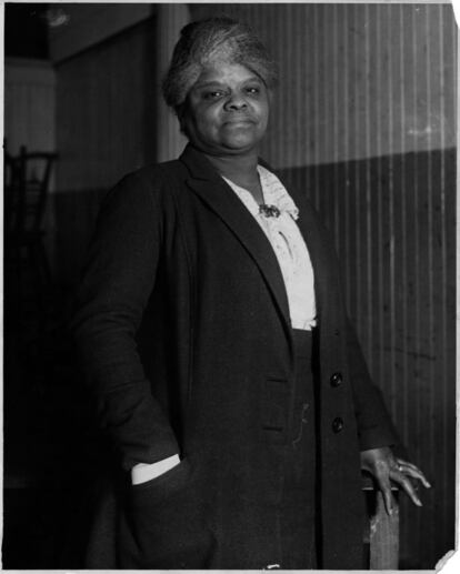 La activista afroamericana Ida Wells-Barnet nació en Estados Unidos el 16 de julio de 1862. Wells se convirtió en la cofundadora de la Asociación Nacional para el Progreso de las Personas de Color que se dedicaba a la defensa de los derechos civiles y, en concreto, en el apoyo a los derechos relativos a las mujeres. Una de sus acciones dentro del movimiento sufragista fue el de oponerse a la idea de que negros y blancos fueran segregados por razón de sexo. En la imagen, Wells es fotografiada en 1920.