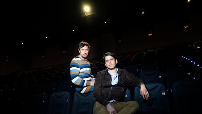 Santiago Requejo, director de la película 'Votemos', junto al actor Raúl Fernández de Pablo en el Cine Paz de Madrid.