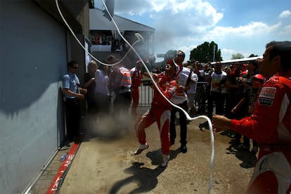 Saltándose la norma, Fernando Alonso cede la botella de champán a su equipo para que celebren su tercer puesto desde abajo