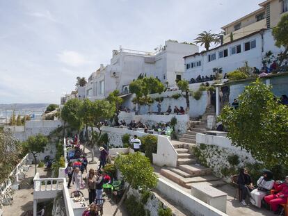 Las terrazas del café Hafa, fundado en 1921, tienen unas impresionantes vistas al Estrecho.