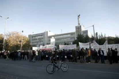 Decenas de personas se manifiestan en apoyo a los trabajadores de la televisión pública griega ERT, en la sede de ERT en Atenas (Grecia) ayer.