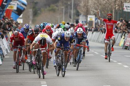 Bouhanni, a la izquierda, se impone al belga Meersman, a la derecha de la imagen.
