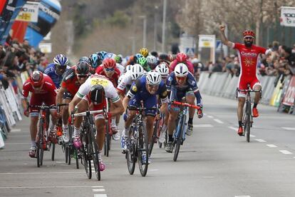 Bouhanni, a la izquierda, se impone al belga Meersman, a la derecha de la imagen.  