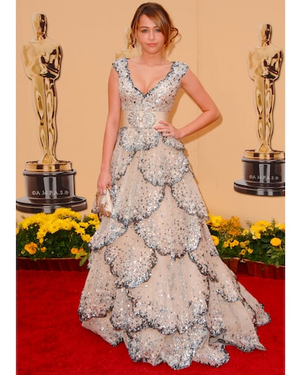 Ser una estrella de la factoría Disney implica vestirse como una princesa si te invitan a los Oscar. En 2009, Cyrus apostó por un diseño de Zuhair Murad para ir a la entrega de los premios de la Academia.