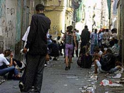 Las aceras de la calle Torno del Hospital de Valencia llenas de drogadictos ayer por la tarde.