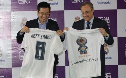 Florentino Pérez junto a Jeff Zhang, presidente de la compañía Alibaba