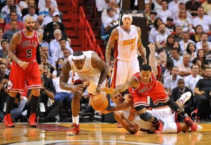 LeBron y Rose luchan por el balón.