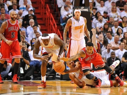 LeBron y Rose luchan por el balón.