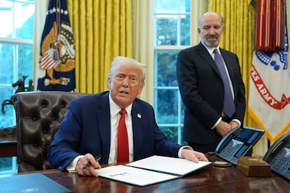 Donald Trump, con el secretario de Comercio, Howard Lutnick, este lunes en la Casa Blanca.