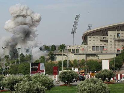 La columna de humo marca el lugar en el que estalló el coche bomba, en un aparcamiento del lateral del estadio olímpico de La Peineta.