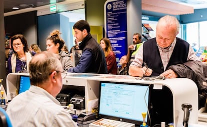 Ciudadanos depositando su voto en una oficina de correos de Álava este miércoles.