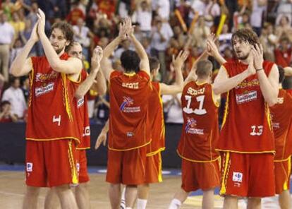 Los jugadores de la selección española aplauden al público tras el encuentro contra Portugal