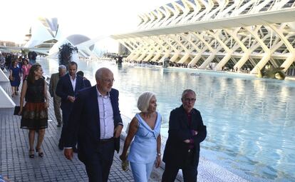 El presidente de Mercadona, Juan Roig, acompaña a su esposa, Hortensia Herrero, y al escultor durante el recorrido de la exposición que anoche se inauguró en la Ciudad de las Artes y las Ciencias.