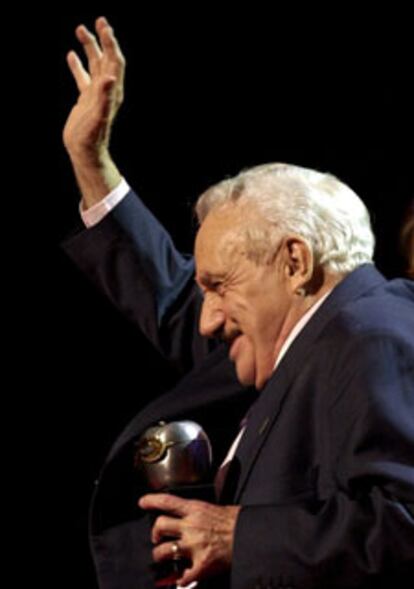 José Tamayo, tras recibir el Premio Max en abril de 2002 a toda una vida dedicada al teatro.
