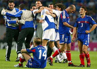 Rothen, Zidane y Lizarazu muestran su pesar mientras sus vencedores se abrazan y dan rienda suelta a su alegría.