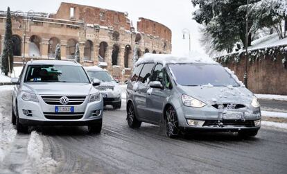 Vehículos con cadenas circulan cerca del Coliseum.