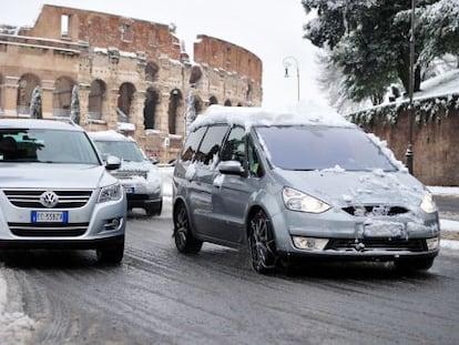 Vehículos con cadenas circulan cerca del Coliseum.