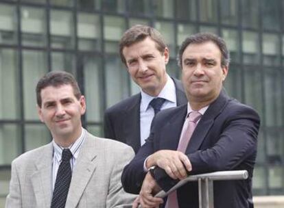 De izquierda a derecha, Jesús Ferreiro, Fernando Irigoyen y Eduardo Aretxaga posan en Bilbao antes de sentarse a debatir para EL PAÍS.