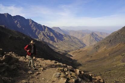 La ruta de ascensión al Toubkal, la montaña más alta del norte de África (4.167 metros) en la cordillera del Atlas, es larga pero sin dificultades: cinco horas de caminata desde el pueblo de Imlil hasta el refugio de Toubkal (3.200 metros), desde donde hacer cumbre y bajar de nuevo hasta Imlil en la misma jornada al día siguiente.